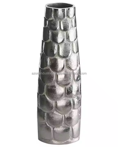 Jarrón de aluminio Premium de diseño martillado para lujosos arreglos florales y piezas de decoración interior llamativas de Azora Industries - Product Image 5