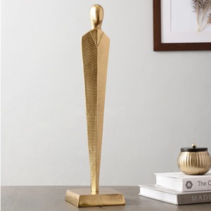 Figura de hombre, escultura de latón dorado, pieza decorativa adecuada para la mesa del hogar u oficina, y elegante decoración de arte moderno de la India. - Product Image 1