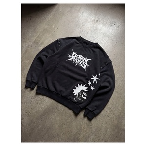 Sudadera negra gruesa con estampado gráfico de Bornraees y detalles de hombros con tachuelas para un estilo urbano atrevido. - Product Image 3