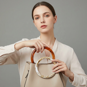 Porte-clés circulaire en résine acrylique, écologique, accessoire de sac à main, design artistique et tendance, forme artisanale, ton beige ambre - Product Image 1