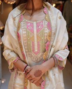 Vêtements indiens et pakistanais en chinon lourd avec broderies, ensemble salwar kameez avec dupatta, disponible au prix de gros - Product Image 4