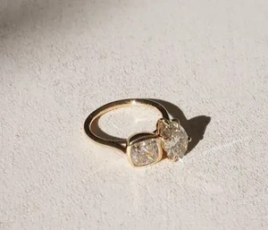 Bague de fiançailles et de mariage de luxe en diamant de qualité supérieure, taille poire et coussin, design Toi et Moi, certifiée IGI - Product Image 2
