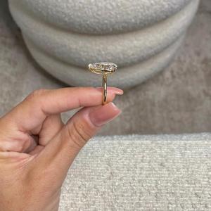 Anillo de compromiso con diamante blanco talla pera en oro amarillo macizo con banda de acento delgada y lisa, engaste clásico solitario de tres puntas - Product Image 3