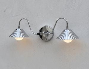 Applique murale double en laiton fait main – Chrome poli, abat-jour en verre dépoli, éclairage moderne - Product Image 2