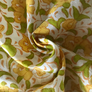 Tela de Algodón Estampada a Mano con Diseño Floral de Mostaza y Oliva sobre Base Blanca, Textil Artesanal Indio - Product Image 2