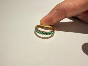 Bague demi-éternité minimaliste en or jaune massif 14 carats sertie d'émeraudes vertes cultivées en laboratoire pour femmes et enfants - Fiançailles - Product Image 6