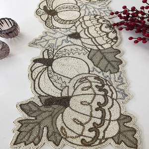 Chemin de table perlé fait main sur le thème de la récolte de la cornucopia de Thanksgiving, avec citrouilles et raisins, disponible à prix de gros - Product Image 6
