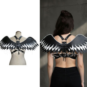 Harnais gothique en similicuir noir et blanc à plumes, avec ailes d'ange à lacets au dos, anneaux en O argentés et clous - Product Image 6