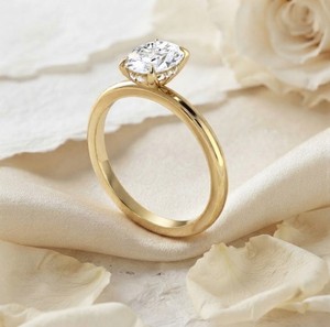 Anillo de compromiso de oro amarillo de 18 quilates para mujer con diamante de corte ovalado y engaste clásico de púas solitario - Product Image 3