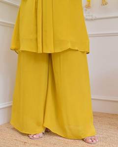 La temporada festiva requiere atuendos que brillen con la misma luminosidad que las celebraciones. Con este conjunto festivo de georgette puro, ¡estás listo para la fiesta! - Product Image 6