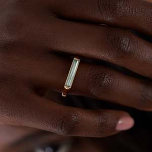 Anillo floral chapado en oro de 14k con corte esmeralda y engaste de puntas - Product Image 2