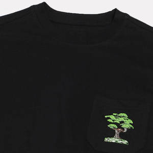 เสื้อยืดแขนสั้นสีดำสำหรับผู้ชาย ลายปักต้นไม้ที่กระเป๋าเสื้อ ทรงปกติ ผ้าฝ้าย 100% เสื้อยืดลำลองสำหรับผู้ชาย - Product Image 5