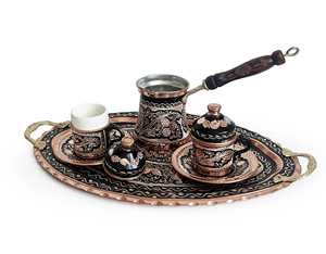 Moderna cafetera turca de cobre martillado con diseño floral audaz, mango de madera y jarra para leche, acabado brillante para decoración turca - Product Image 5