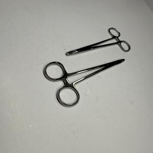 Porte-aiguilles Mathieu manuel multicolore arc-en-ciel en acier inoxydable de haute qualité 14 cm pour maintenir les perles de fixation de fil par Dentavex - Product Image 3