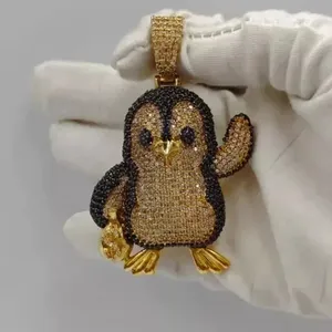 Elegante Colgante de Pingüino con Moissanita Real de Corte Redondo de 2.60Ct, Chapado en Oro Amarillo de 14K - Product Image 4