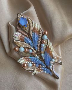 Broche de Moda Hecho a Mano con Bordado y Cuentas, Diseño Floral Decorativo para Abrigos, Blusas y Bufandas - Product Image 1