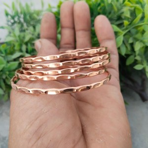 กำไลข้อมือทองแดงแบบมินิมอล เครื่องประดับแฟชั่นทำมือสไตล์ร่วมสมัย - Product Image 2