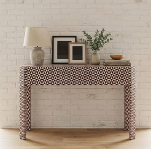 Una moderna mesa consola con incrustaciones de hueso marrón que muestra un patrón geométrico de mosaico, disponible a precios de mayorista. - Product Image 1