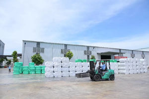 Vietnam 6D HS Slick White Creux Fibre discontinue Polyester recyclé pour la fabrication et le remplissage de matériaux ignifuges - Product Image 3