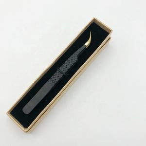 Pinzas para extensiones de pestañas doradas y negras recubiertas de polvo sólido con logotipo personalizado al por mayor, Punta puntiaguda sostenible probada a mano - Product Image 4