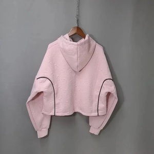 เสื้อฮู้ดครอปปักลาย LOVE สีชมพูสำหรับผู้หญิง - Product Image 2