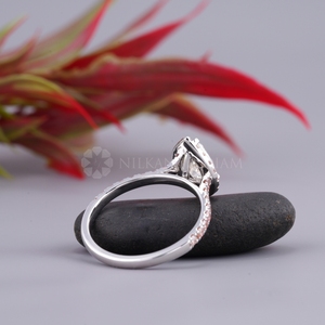 Anillo de diamante cultivado en laboratorio de diseño moderno, corte pera, con curva, con certificado IGI y claridad VVS, de proveedor indio. - Product Image 2