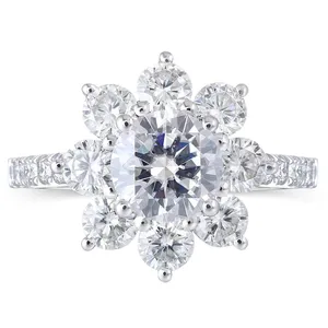 Bague de mariage pour femme avec diamant simulé de taille ronde, plaquée or blanc 14 carats - Product Image 6