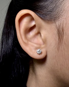 Élégantes boucles d'oreilles clous en diamant de laboratoire taille brillant ronde à griffes, en or 14K, bijoux fins de luxe, fournisseur en gros - Product Image 1