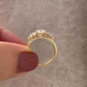 Anillo de compromiso de oro de 14k y 18k con diamante cultivado en laboratorio de 1 quilate, corte marquesa de 10 mm, con piedra lateral en forma de hoja, anillo solitario vintage, venta al por mayor B2B de fábrica - Product Image 3
