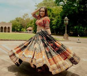 Lehenga Choli traditionnel en coton mousseline orange, longueur ras du sol, réversible, avec imprimé numérique en relief et travail de miroir, tenue ethnique pour - Product Image 2