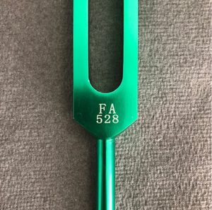 Juego de 3 diapasones en caja de regalo para reparación del ADN, 528 Hz, 639 Hz y 741 Hz, para Chakra Cardíaco, Garganta y Tercer Ojo - Product Image 4