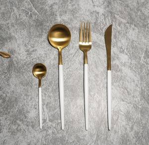 Ensemble de couverts de luxe italiens, conçus pour des tables élégantes, idéal pour les restaurants gastronomiques, les hôtels et les maisons, base blanche. - Product Image 1