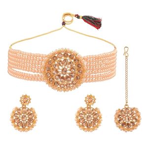 Parure de bijoux plaqué or en alliage avec perles artificielles, collier ras-du-cou multicouche en cristal et Kundan, boucles d'oreilles et Mang Tikka – Blanc, idéal pour mariage et fête - Product Image 5
