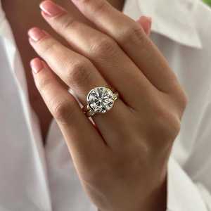 Ensemble de mariage unique en or jaune, serti de 5 carats de diamants ronds brillants géorgiens, avec bague de fiançailles et alliance ajustées - Product Image 1
