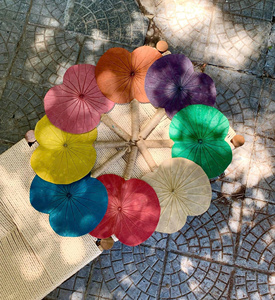 LOS ABANICOS DE MANO PLEGABLES CON FORMA DE HOJA DE LOTO SON PERFECTOS PARA EL VERANO Y EXCELENTE PARA DECORAR TIENDAS Y RESTAURANTES A UN BUEN PRECIO. - Product Image 6