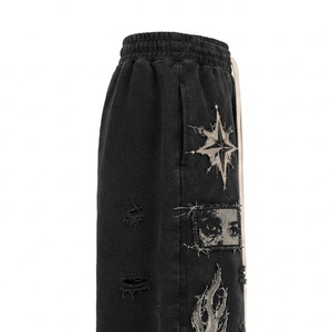 Shorts de survêtement noirs déchirés style punk pour homme, coupe large avec patchs tête de mort et croix, logo frontal, 100% coton, taille élastique unie avec cordon de serrage - Product Image 6