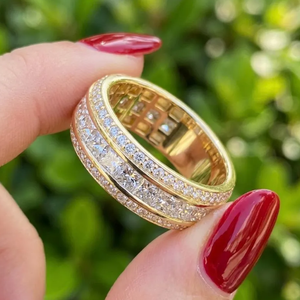 Anillo de Boda de Alta Calidad con Tres Hileras de Diamantes Cultivados en Laboratorio, Corte Princesa de 7MM de Ancho, Claridad VVS2, Engastados en Puntas, Chapado en Oro, Certificado IGI - Product Image 2