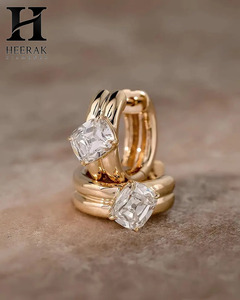 ต่างหูเพชรทรง Huggie แบบสองวง ดีไซน์หรูหรา เพชร Radiant Cut ทอง 14K ต่างหูแบบวงแหวนไขว้สำหรับผู้หญิง - Product Image 3