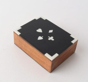 Boîte de rangement minimaliste en résine pour cartes de poker avec couvercle laqué noir et symboles de pique, forme rectangulaire, organisateur de jeu décoratif - Product Image 4