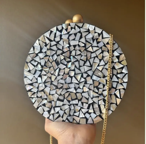 Bolso de Mano de Metal Hecho a Mano con Decoración de Resina Brillante para Fiestas y Bodas - Product Image 2