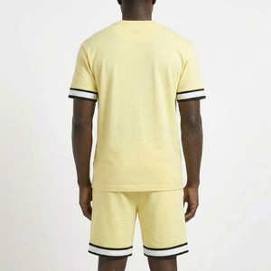 Conjunto de camiseta y pantalones cortos de algodón amarillo para hombre, cuello redondo, color sólido, atuendo informal de verano, tela transpirable de punto - Product Image 5
