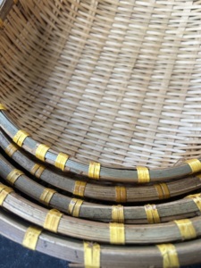 Juego de 5 bandejas redondas de diferentes tamaños para servir alimentos secos, OEM/ODM, hechas a mano en Vietnam, de bambú ahumado, para almacenamiento de granos y frutos secos - Product Image 1