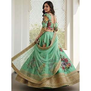 Lehenga Choli de Seda con Estampado Floral Verde para Damas de Honor de Talla Grande - Product Image 4