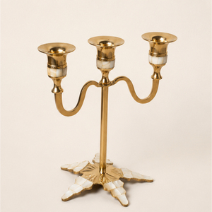 Candelabro de Lujo de 3 Brazos en Oro con Incrustaciones de Madreperla, Portavelas de Latón Hecho a Mano para Centro de Mesa de Boda y Mesa de Hotel - Product Image 1