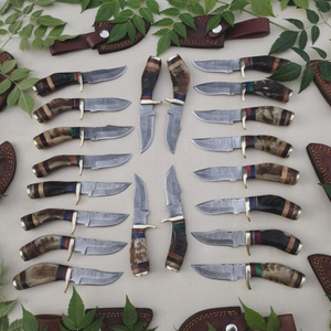 LOT de 20 couteaux de chasse d'extérieur en acier Damas, faits main, personnalisés OEM, haute durabilité 58HRC, tranchants comme des rasoirs, avec étui en cuir et poignée en corne de bélier - Product Image 1