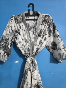 Bata Kimono Hecha a Mano 100% Algodón con Estampado Animal, Ligera y Transpirable para Verano, Cuello en V, Larga, Suave, con Cordón Ajustable - Product Image 1