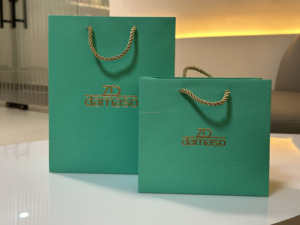 ถุงกระดาษสำหรับบรรจุภัณฑ์เครื่องประดับแฟชั่นหรูหราตราตามสั่งพร้อมโลโก้ฟอยล์แบบไดคัทหรือเชือก - Product Image 2