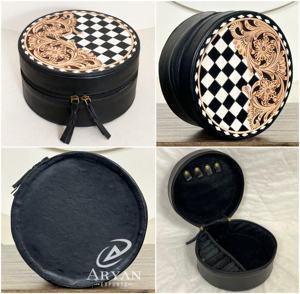 Boîte de rangement ronde pour bijoux en cuir de vachette véritable, artisanale, avec motif à carreaux et design floral, parfaite pour les femmes - Product Image 1