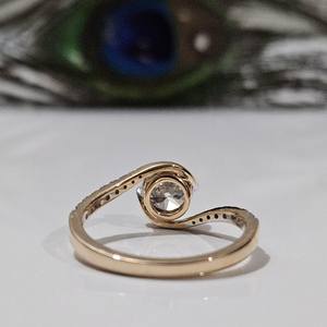 Anillo de compromiso con diamante de corte redondo y banda elegante trenzada, cultivado en laboratorio, para mujer, en oro macizo de 10K, joyería para propuesta de matrimonio para amantes. - Product Image 4