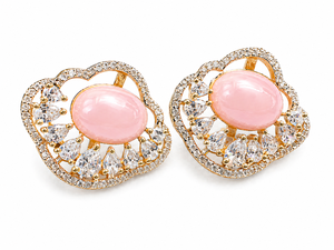 ELVORA GEMS Pendientes con forma de flor y perlas de imitación rosas, pendientes de grado clásico chapados en oro de 18 quilates, joyería de boda de lujo para mujer - Product Image 2